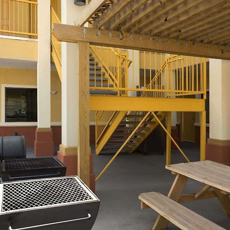 Days Inn Pearsall Esterno foto