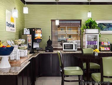 Days Inn Pearsall Esterno foto