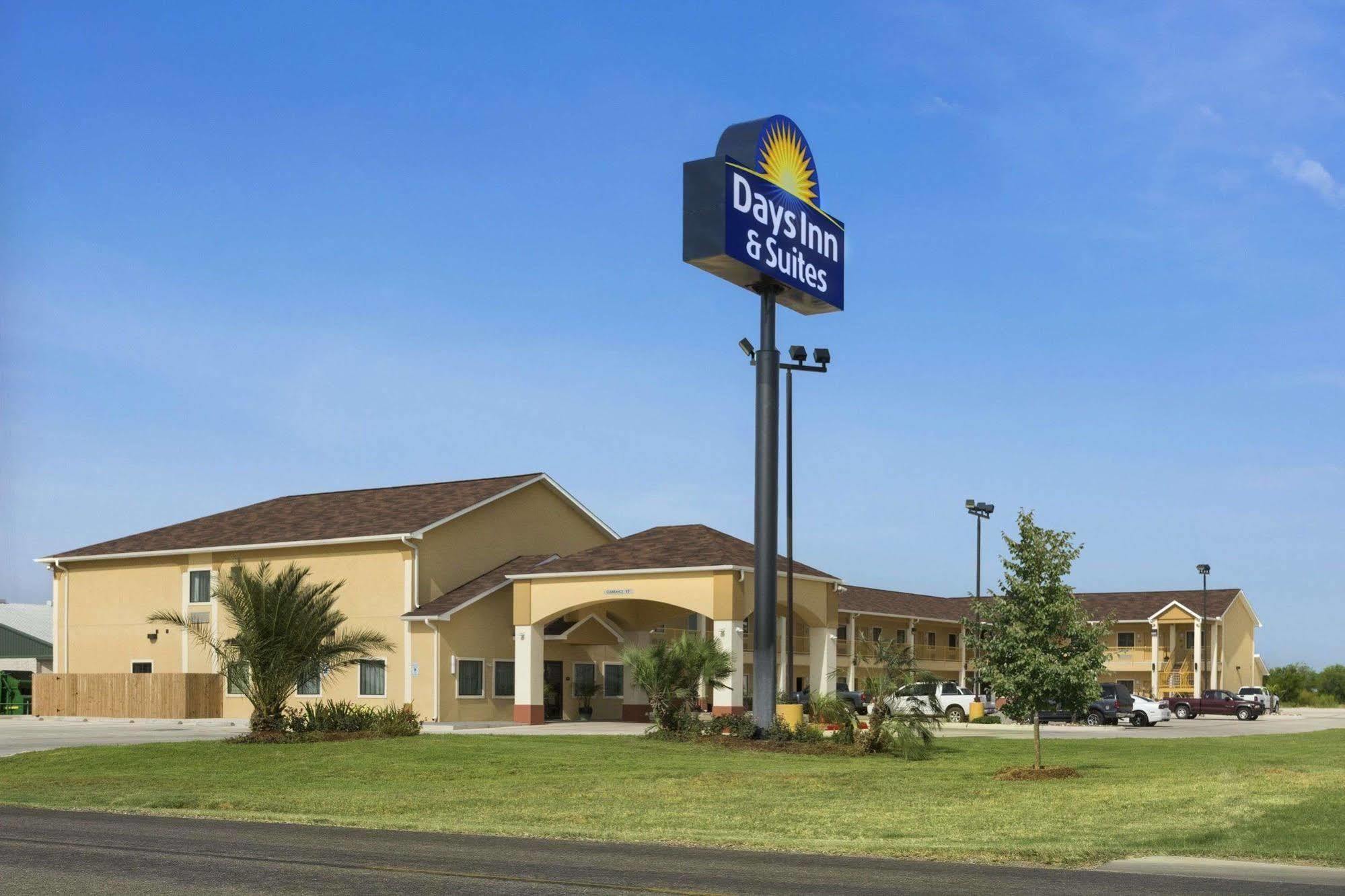 Days Inn Pearsall Esterno foto