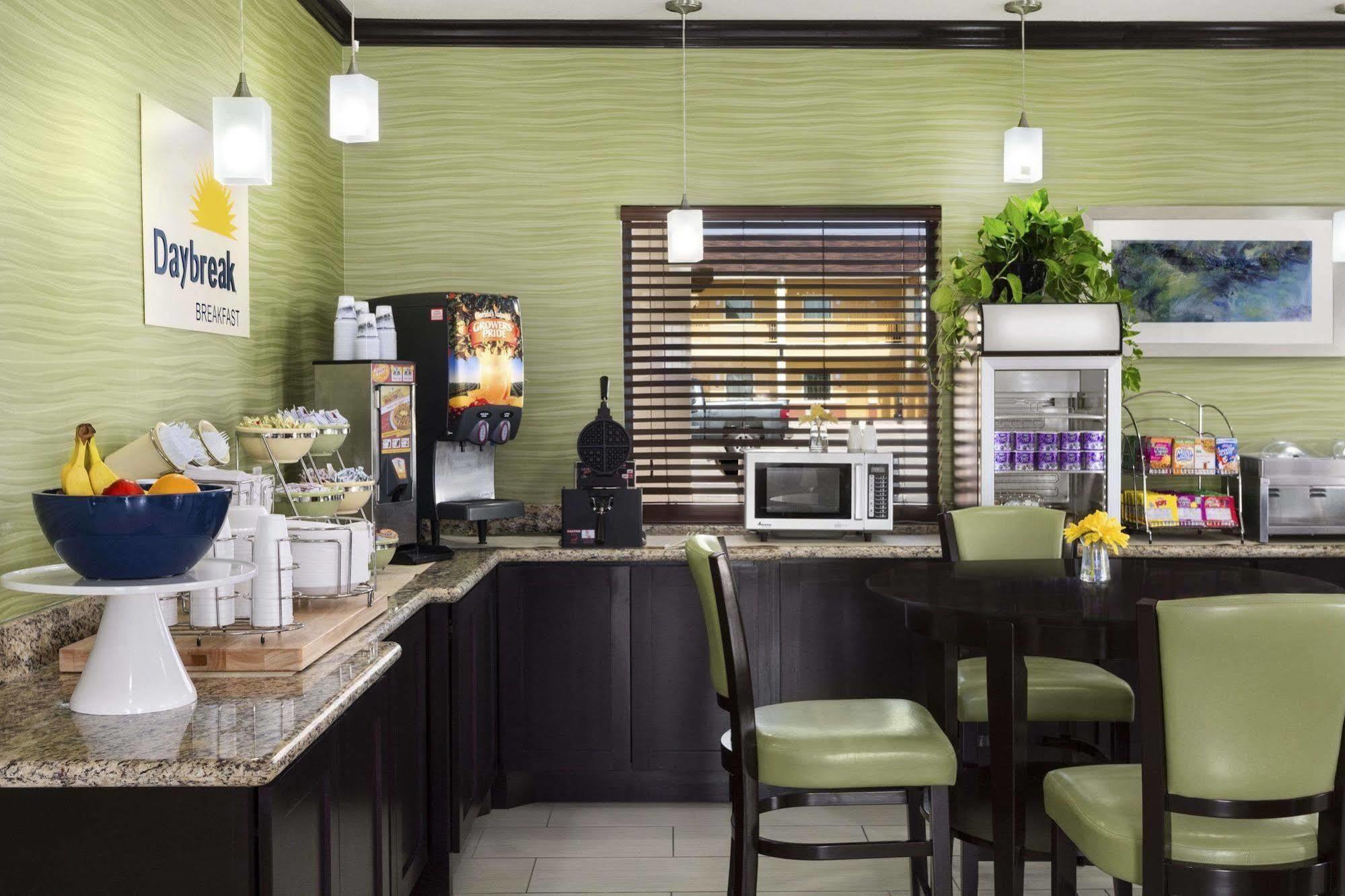 Days Inn Pearsall Esterno foto