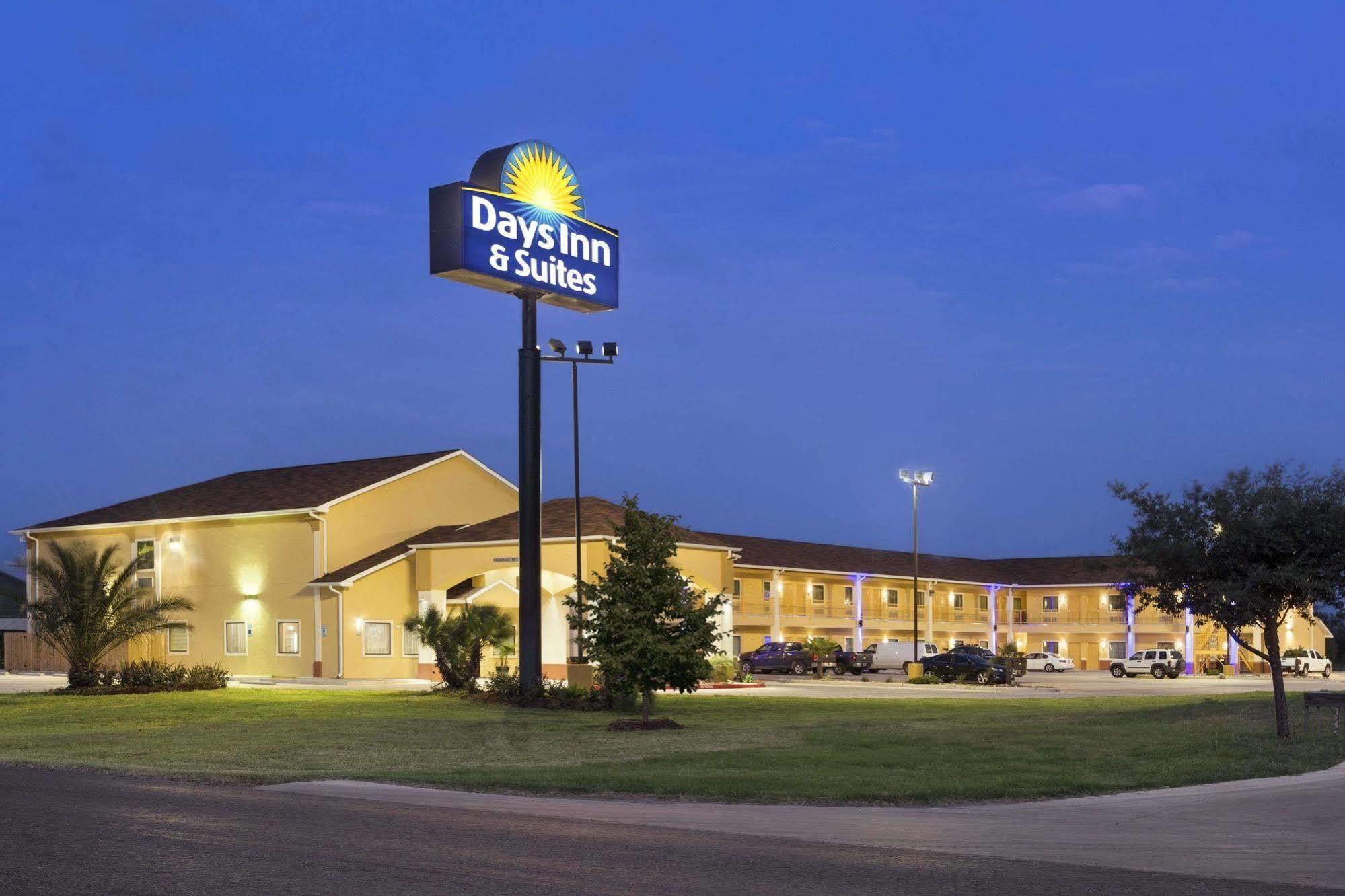 Days Inn Pearsall Esterno foto
